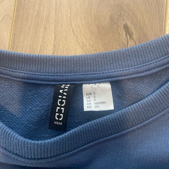 Woman's Los Angeles Cropped Sweater - Divided - Picture 2 of 3